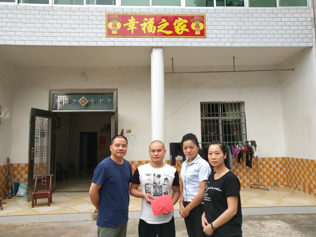 真情暖人心，集團(tuán)領(lǐng)導(dǎo)探望生病職工